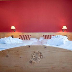Zimmer mit Kingsize-Bett